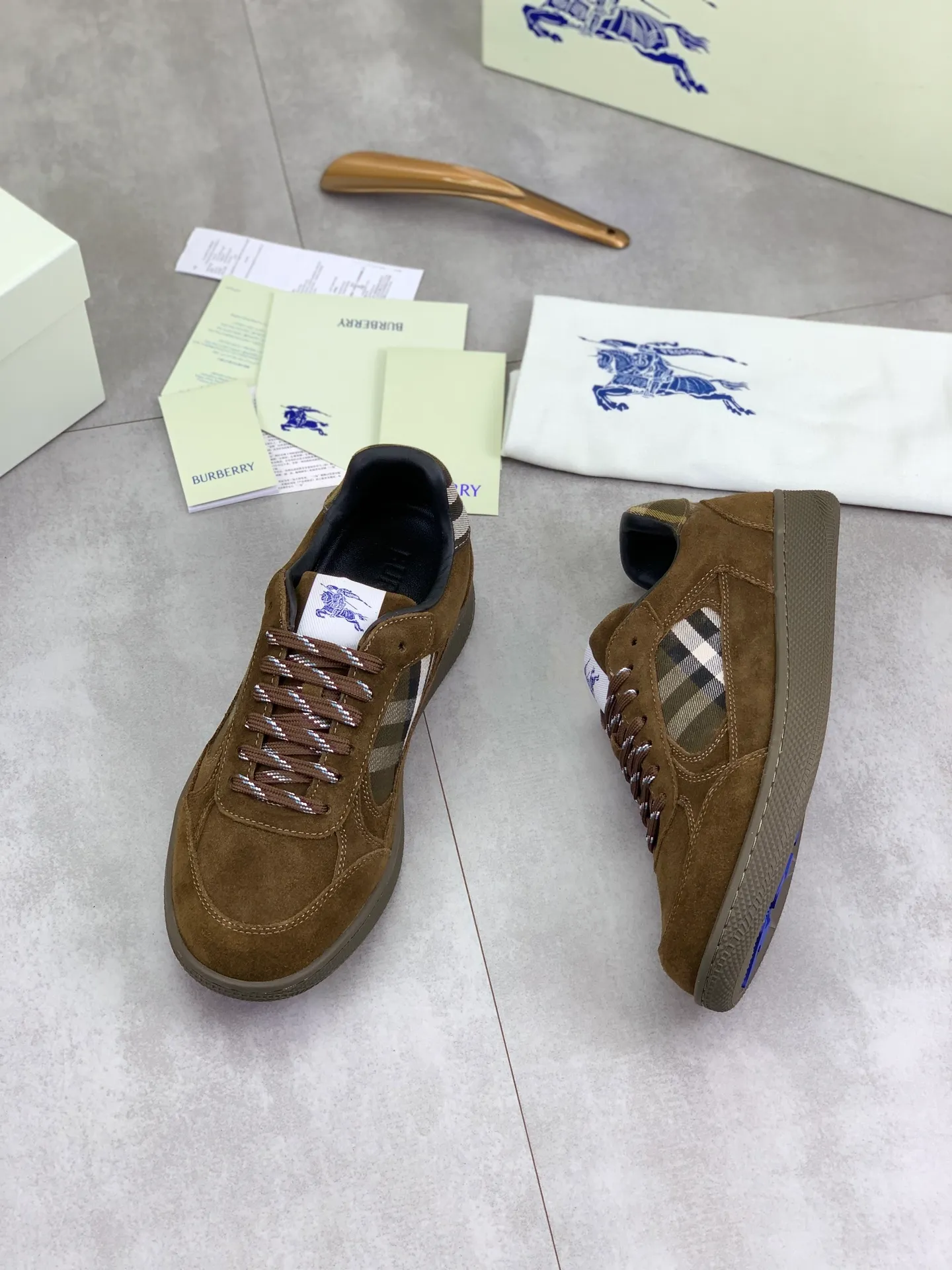 Factory price P640 [BURBERRY] Burberry - High-end quality original order - Upper: imported 🔝 original material - Inner lining: cowhide lining, feet; water-dyed cowhide - Outsole: ultra-light TPR rubber; two-color molded outsole - Super high quality control · Fine workmanship: highlighted (high-end, extravagance, grade) -Size: 39-45 (Male 38 46 can be customized) · Color: Multi-color optional